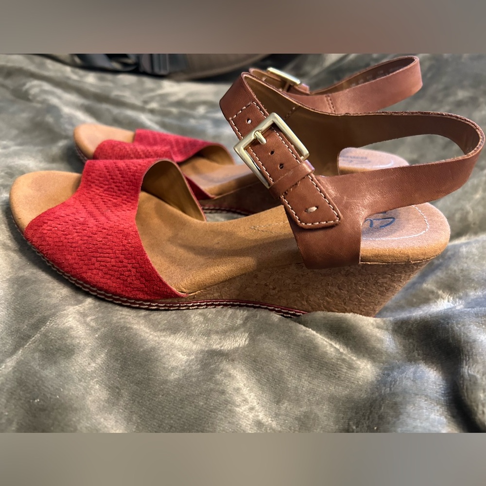 Clark’s wedge like new shoes red and tan